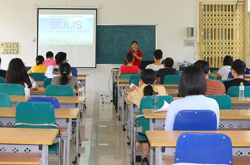 Sinh viên Trường đại học Ngoại ngữ (Đại học Quốc gia Hà Nội) tích cực học tập.