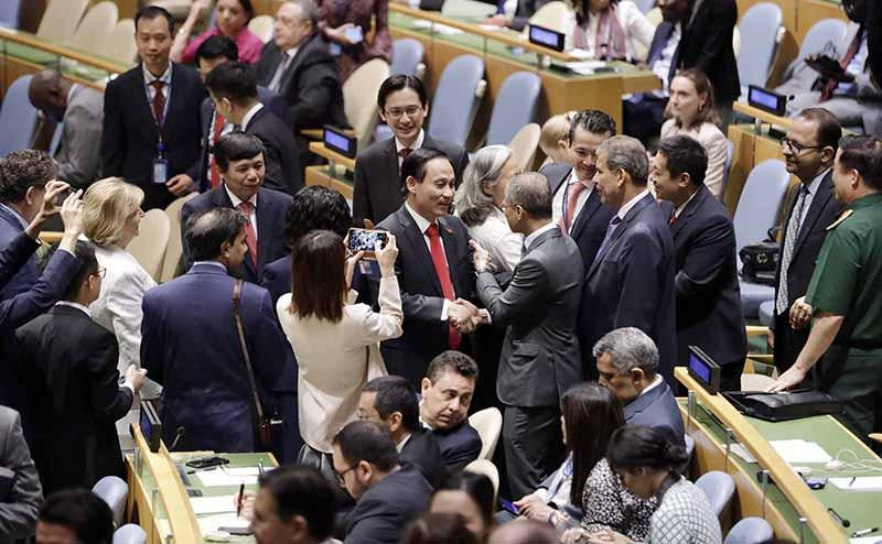 Đại diện Đoàn Việt Nam nhận lời chúc mừng sự kiện nước ta chính thức trở thành Ủy viên không thường trực Hội đồng Bảo an Liên hợp quốc nhiệm kỳ 2020-2021. Ảnh: THX/TTXVN