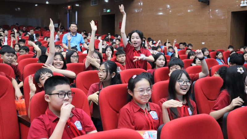 Các em học sinh hào hứng tham gia trả lời các câu hỏi về kiến thức, kỹ năng phòng, chống đuối nước.