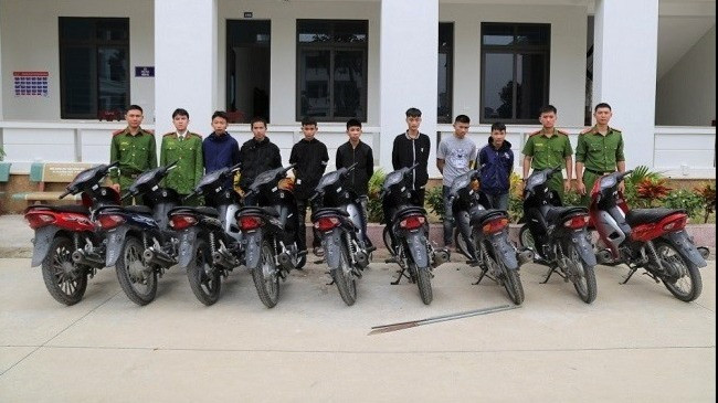 Các đối tượng và tang vật tại cơ quan công an. (Ảnh: Công an Nghệ An)