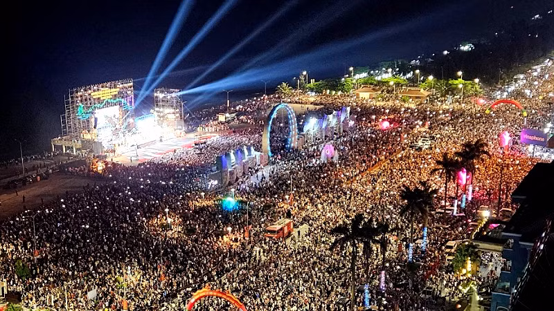 Chương trình nghệ thuật khai mạc diễn ra trong thời tiết thuận lợi. 