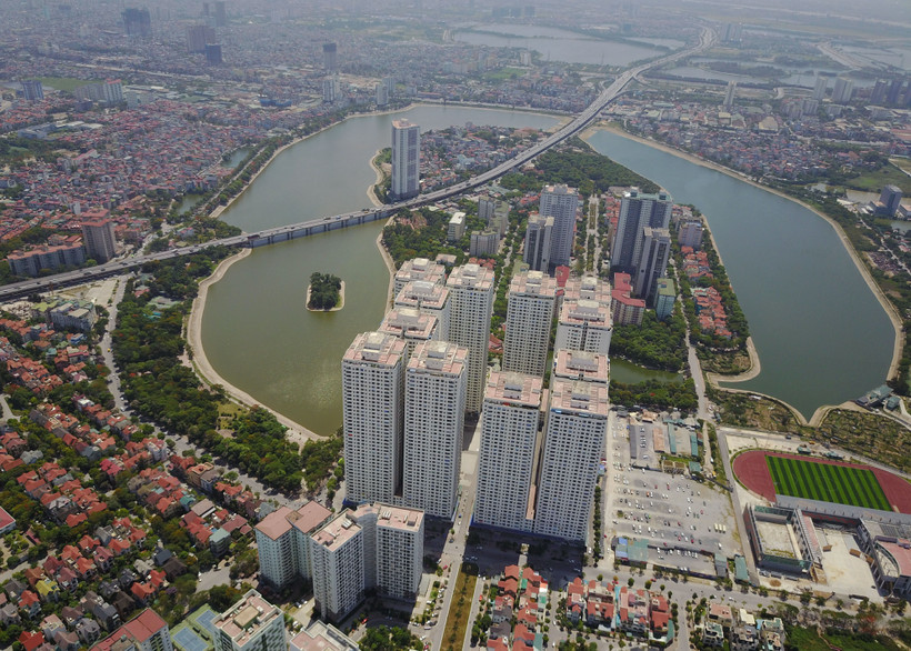 12 tòa nhà thuộc tổ hợp HH Linh Đàm được xác định là nguyên nhân gây quá tải cơ sở hạ tầng, tác động xấu đến cả khu đô thị Linh Đàm. Ảnh: Bình Minh