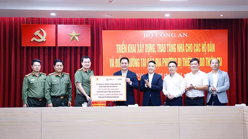 Đại diện Tập đoàn T&T Group và Ngân hàng SHB trao tặng ủng hộ lực lượng CAND xây nhà cho các hộ dân và điểm trường ở các địa phương bị thiệt hại bởi thiên tai.