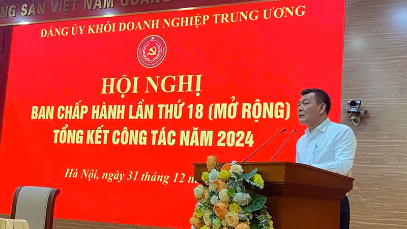Đồng chí Nguyễn Đức Phong, Phó Bí thư Thường trực Đảng ủy Khối phát biểu điều hành hội nghị.