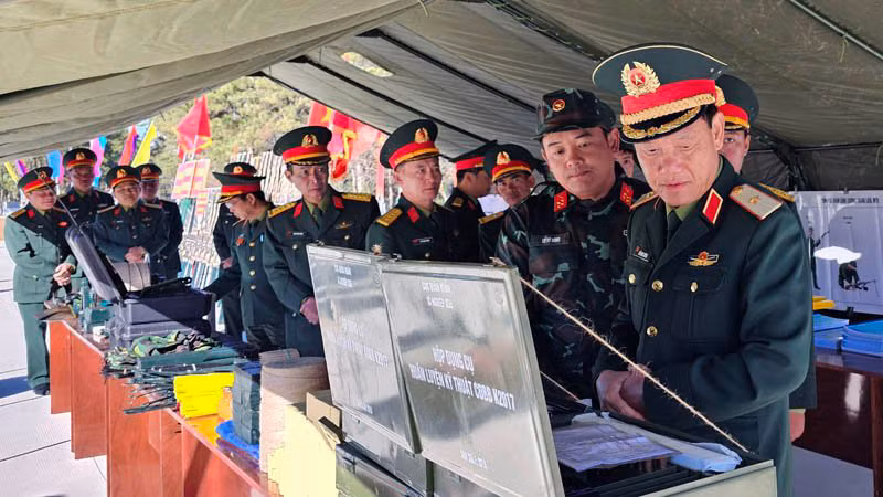 Thiếu tướng Đỗ Minh Xương, Giám đốc Học viện Lục quân kiểm tra bộ dụng cụ huấn luyện kỹ thuật tại lễ ra quân huấn luyện năm 2024.