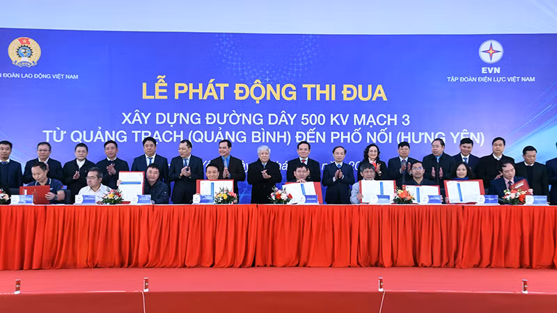 Các đồng chí lãnh đạo chứng kiến chủ đầu tư, các đơn vị liên quan ký cam kết thi đua hoàn thành dự án đúng tiến độ, chất lượng.