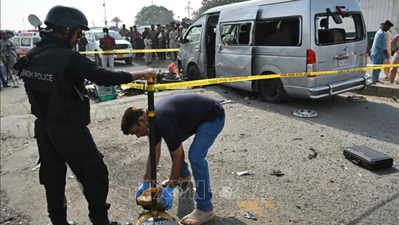 Cảnh sát phong tỏa hiện trường vụ tấn công tại Karachi, Pakistan, ngày 19/4/2024. (Ảnh: AFP/TTXVN)