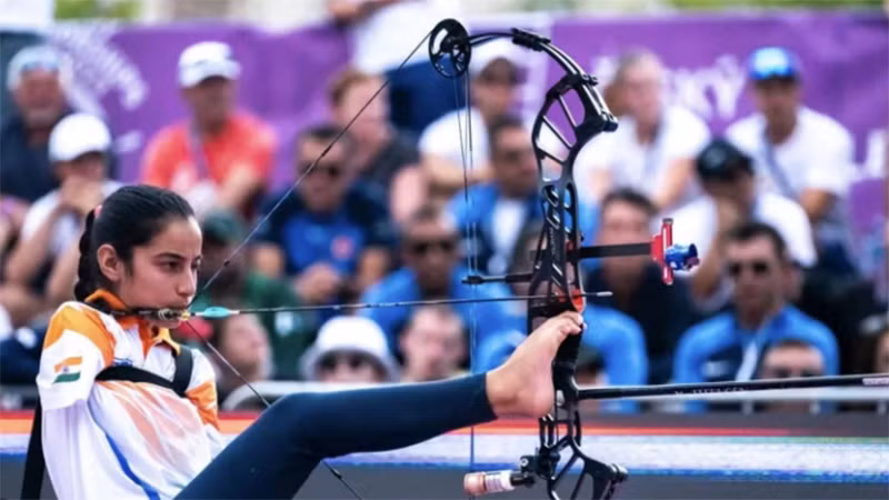 Sheetal Devi (sinh ngày 10/1/2007) gặp tình trạng bệnh lý hiếm gặp gọi là phocomelia , khiến cô sinh ra không có cánh tay. (Nguồn: Hindustan Times)