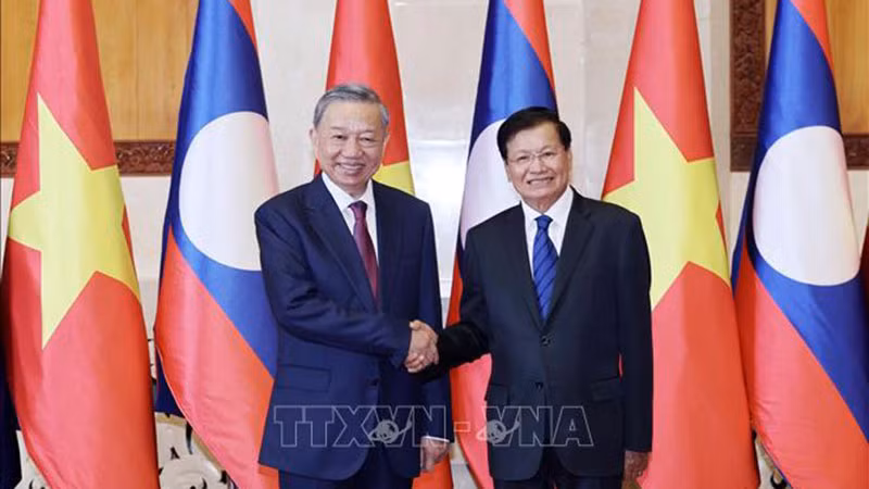 Chủ tịch nước Tô Lâm và Tổng Bí thư, Chủ tịch nước Lào Thongloun Sisoulith chụp ảnh chung. (Ảnh: NHAN SÁNG /TTXVN)