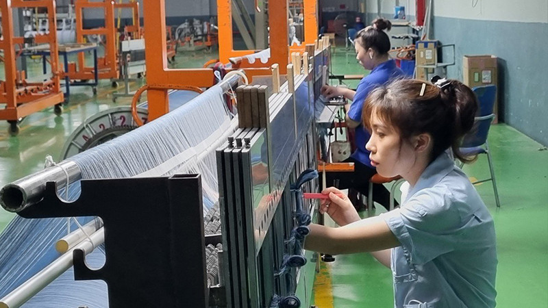 Công nhân làm việc trong Khu công nghiệp Bảo Minh, huyện Vụ Bản, tỉnh Nam Định.