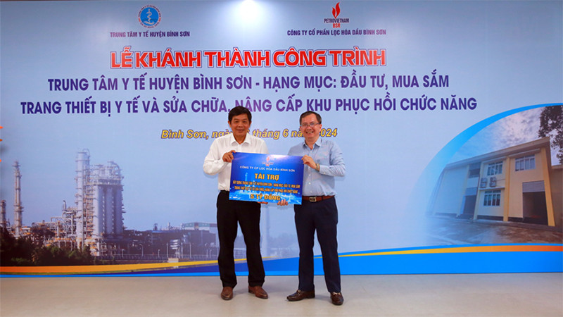 Ông Khương Lê Thành - Phó Bí thư Thường trực Đảng ủy, Thành viên Hội đồng Quản trị Công ty BSR trao biển tượng trưng tài trợ 5 tỷ đồng cho Trung tâm Y tế huyện Bình Sơn để đầu tư, mua sắm trang thiết bị y tế và sửa chữa nâng cấp khu phục hồi chức năng thuộc Trung tâm Y tế huyện Bình Sơn.