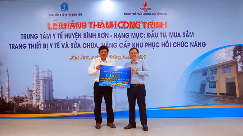 Ông Khương Lê Thành - Phó Bí thư Thường trực Đảng ủy, Thành viên Hội đồng Quản trị Công ty BSR trao biển tượng trưng tài trợ 5 tỷ đồng cho Trung tâm Y tế huyện Bình Sơn để đầu tư, mua sắm trang thiết bị y tế và sửa chữa nâng cấp khu phục hồi chức năng thuộc Trung tâm Y tế huyện Bình Sơn.