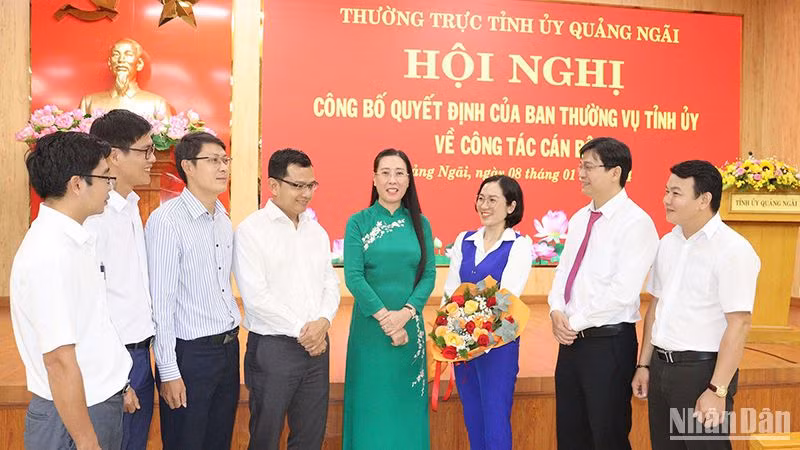 Bí thư Tỉnh ủy Quảng Ngãi Bùi Thị Quỳnh Vân trò chuyện với cán bộ trẻ.