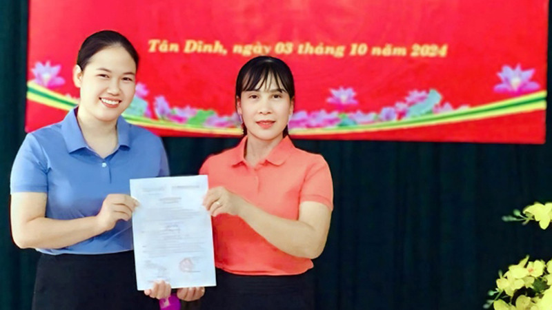 Lễ kết nạp đảng viên mới ở Chi bộ Trường tiểu học Tân Dĩnh.