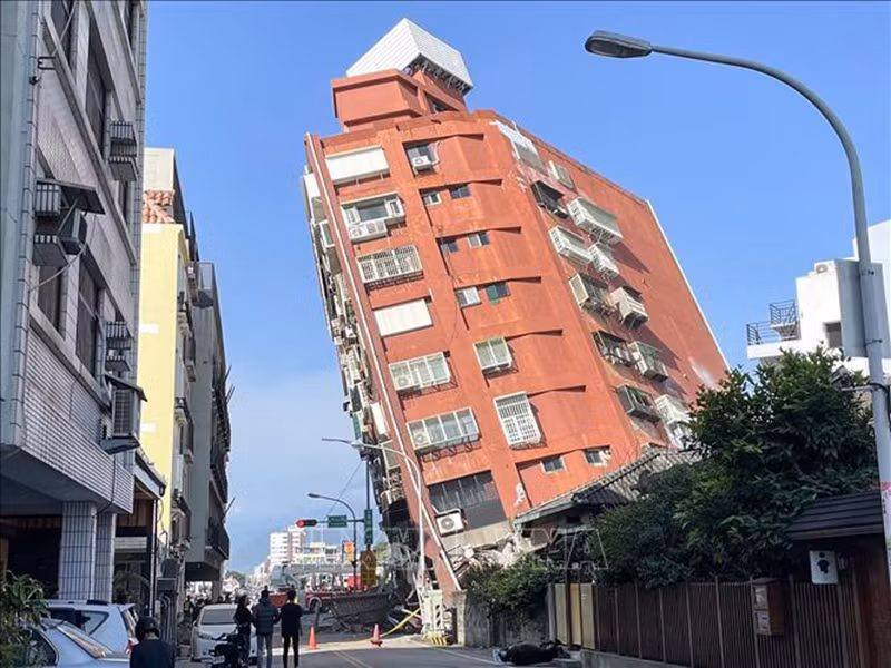 Một tòa nhà bị đổ nghiêng sau động đất tại Hoa Liên, Đài Loan (Trung Quốc) ngày 3/4/2024. Ảnh: AFP/TTXVN