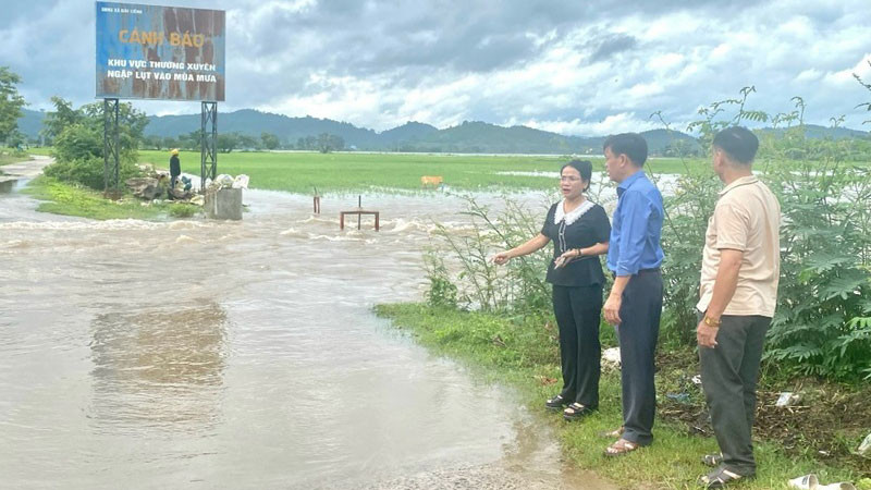 Lãnh đạo huyện Lắk kiểm tra và chỉ đạo các biện pháp ứng phó với tình hình lũ lụt trên địa bàn huyện. (Ảnh: CTV)