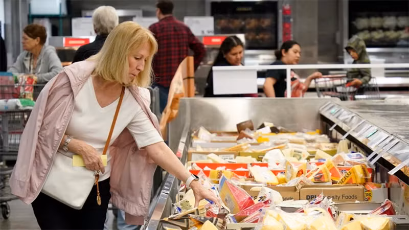 Người dân mua sắm tại siêu thị ở California, Mỹ. (Ảnh: THX/TTXVN)