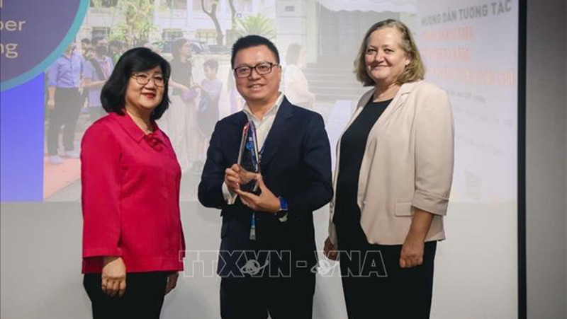 Báo Nhân Dân nhận giải thưởng của WAN-IFRA tại Hội nghị các nhà lãnh đạo truyền thông châu Á 2024. (Ảnh: TTXVN)