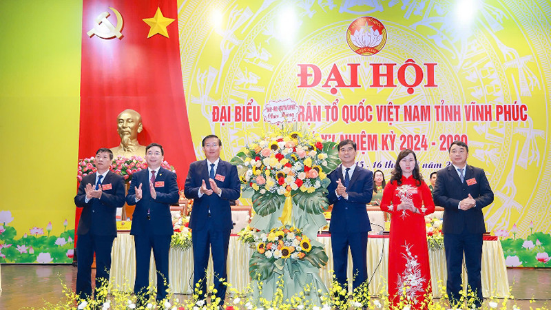 Bí thư Tỉnh ủy Dương Văn An chúc mừng đại hội.