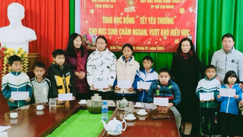 Lãnh đạo Hội Khuyến học tỉnh Sơn La trao học bổng "Tết yêu thương" cho học sinh chăm ngoan, vượt khó hiếu học.