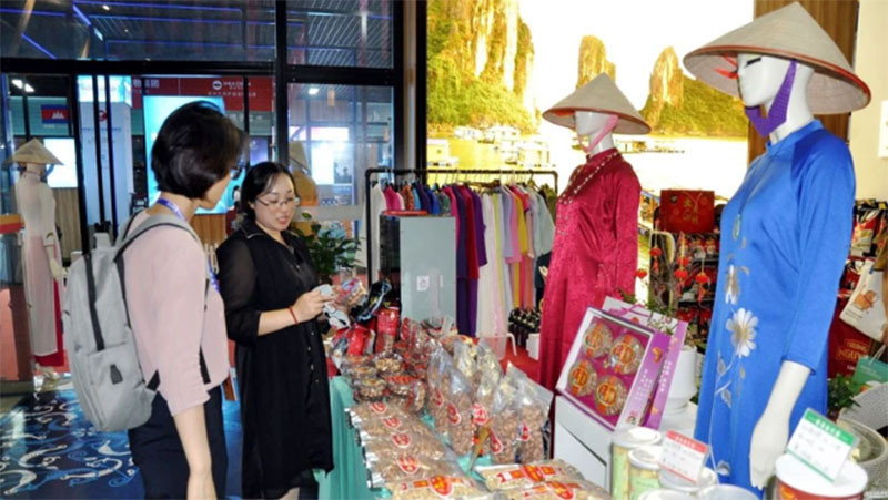 Gian hàng của Việt Nam trưng bày các mặt hàng nông sản, thực phẩm chế biến như hải sản, cà-phê, hạt điều, giày dép, may mặc… (Ảnh: Thành Dương/TTXVN)