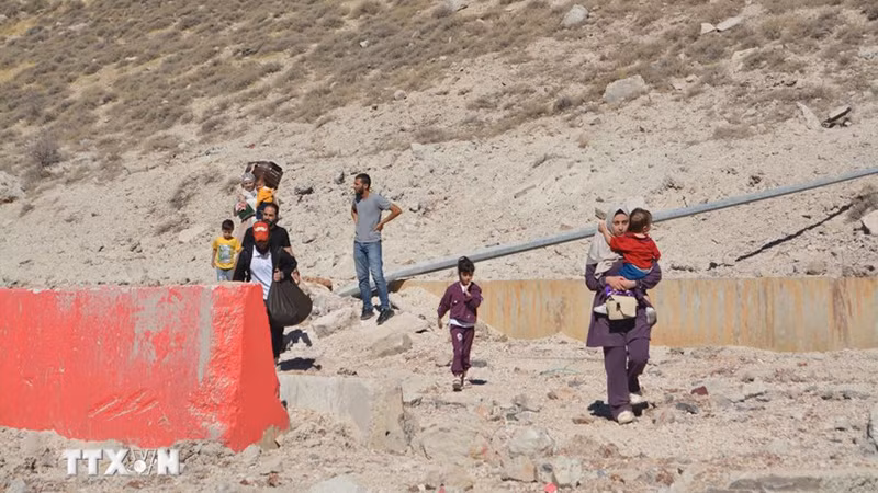 Người dân sơ tán tránh xung đột tại Masnaa, Liban. (Ảnh: THX/TTXVN)