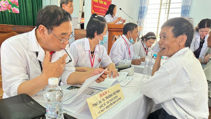 GS Trương Việt Bình thăm khám cho bà con xã Tơ Tung, huyện Kbang. Ảnh: Hữu Phúc