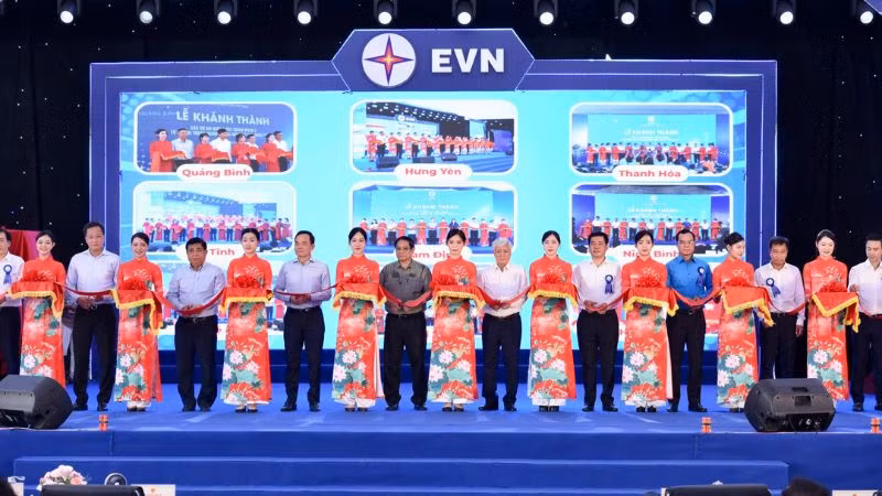 Thủ tướng Phạm Minh Chính và các đồng chí lãnh đạo thực hiện nghi thức cắt băng khánh thành các Dự án Đường dây 500kV mạch 3.