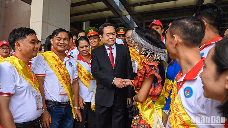Chủ tịch Quốc hội Trần Thanh Mẫn với các đại biểu người hiến máu tình nguyện tiêu biểu toàn quốc. (Ảnh: DUY LINH)