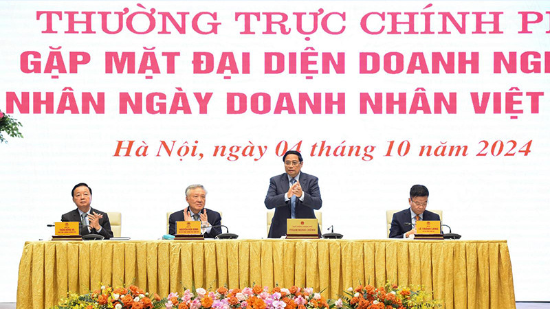 Thủ tướng Phạm Minh Chính chủ trì buổi gặp mặt của Thường trực Chính phủ với đại diện doanh nghiệp nhân Ngày Doanh nhân Việt Nam. (Ảnh: TRẦN HẢI)