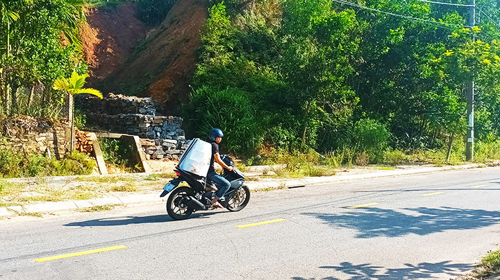 Kè đá tạm thời tại điểm lở dưới chân núi Sọ.