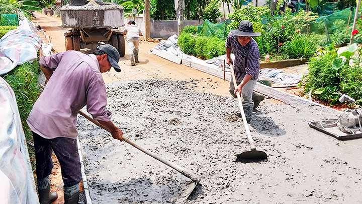 Đổ bê-tông nâng mặt đường làng. 