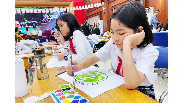 Các em học sinh tham gia cuộc thi.