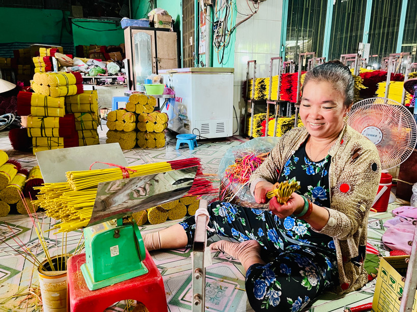 Nghề làm nhang đem lại cuộc sống ổn định và giúp người dân thêm gắn kết, hòa đồng.
