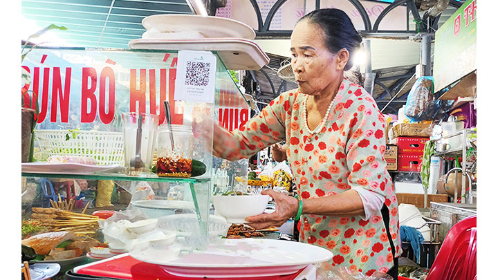 O Thông gắn bó 50 năm với món bún bò Huế.