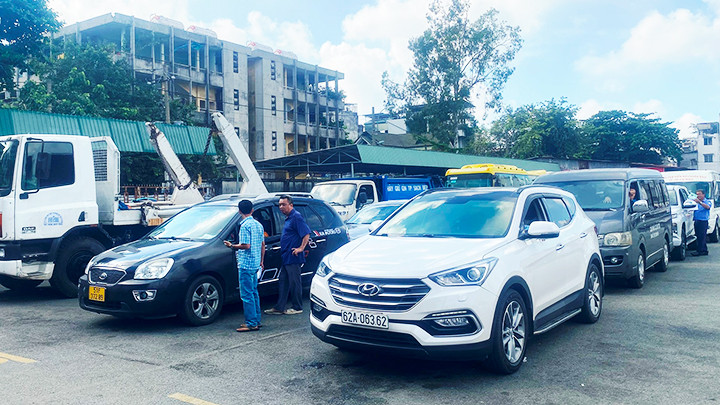 Các Trung tâm đăng kiểm xe cơ giới tại Thành phố Hồ Chí Minh bắt đầu có hiện tượng ùn ứ do thiếu nhân sự.