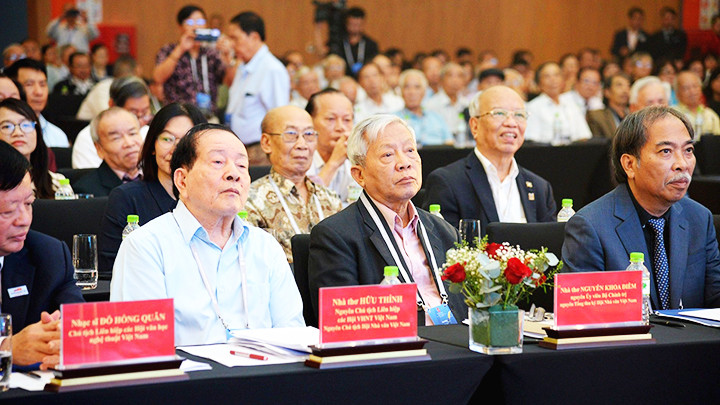 Các nhà văn lão thành tại hội nghị.