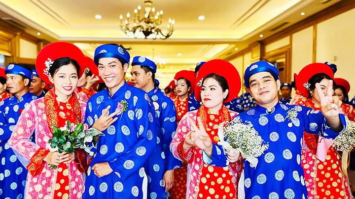 Các đôi vợ chồng tại Lễ cưới tập thể. 