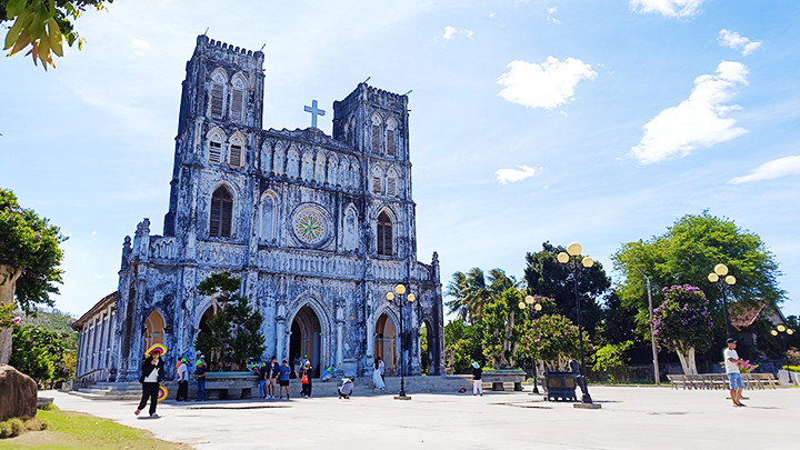 Độc đáo nhà thờ cổ Mằng Lăng