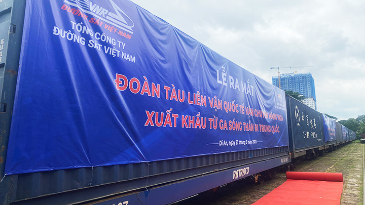 Những chuyến hàng đầu tiên của tuyến liên vận chở hàng.