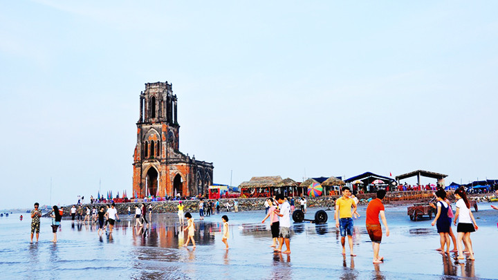 Nhà thờ đổ ở xã Hải Lý, Hải Hậu, Nam Định thu hút nhiều du khách tham quan. ẢNH TƯ LIỆU
