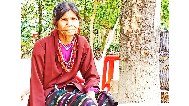 Vòng mã não vừa là vật trang trí, vừa là bùa hộ mệnh của phụ nữ Vân Kiều, Pa Cô.