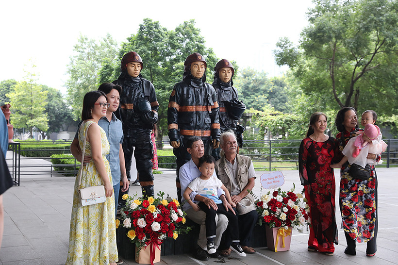 Hình tượng người lính cứu hỏa được thể hiện trong tác phẩm điêu khắc. Ảnh: K.MINH