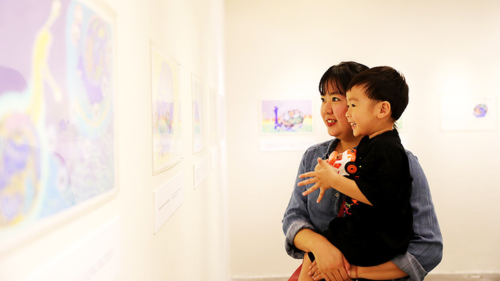 Trẻ em thích thú với các tác phẩm tranh truyện của họa sĩ Yasumasa Suzuki.