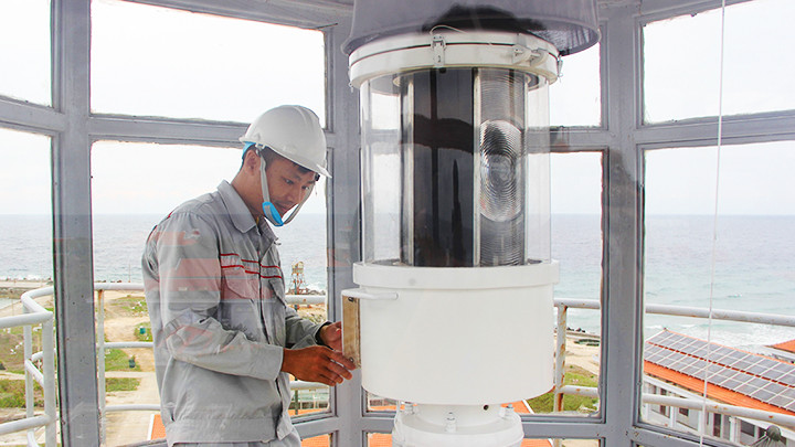 Anh Bùi Đức Tùng kiểm tra, bảo dưỡng đèn.