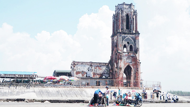 Nhà thờ đổ Hải Lý (Hải Hậu, Nam Định). Ảnh: NAM ANH