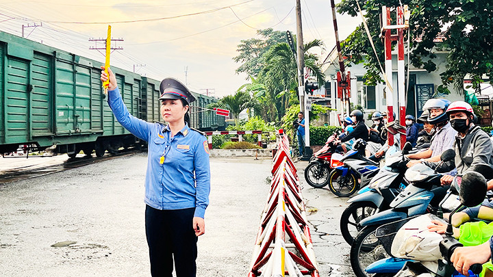Bảo đảm an toàn cho mỗi chuyến tàu qua là niềm vui lớn nhất của mỗi nhân viên gác chắn.