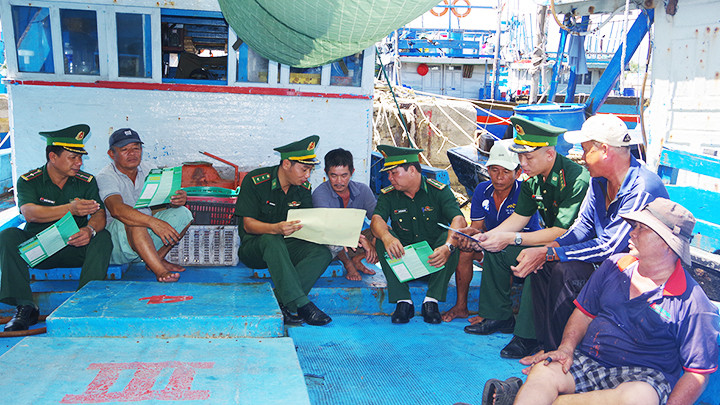 Cán bộ Đồn biên phòng Tam Quan Nam phổ biến, tuyên truyền chính sách pháp luật của Nhà nước cho ngư dân để tránh vi phạm IUU.