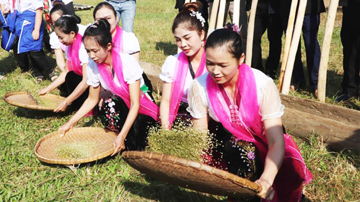 Tưng bừng tranh, ảnh và lễ hội đón thu