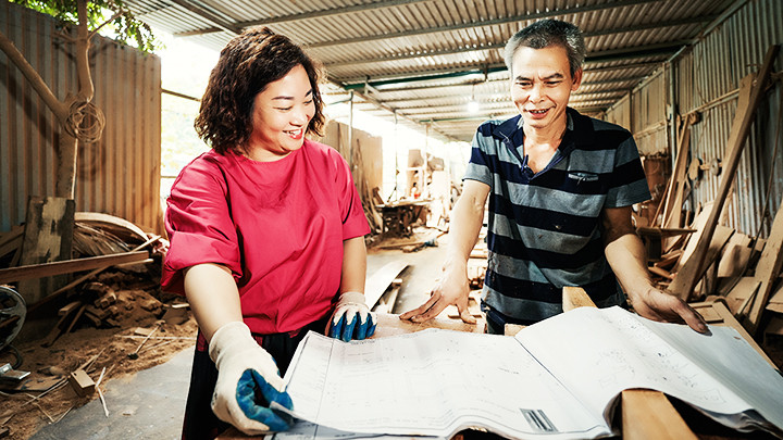 Để quản lý xưởng gỗ, chị Đặng Thị Én luôn tìm mọi cách nâng cao kỹ năng chuyên môn và tư duy lãnh đạo. Ảnh: KHƯƠNG DUY ĐỖ